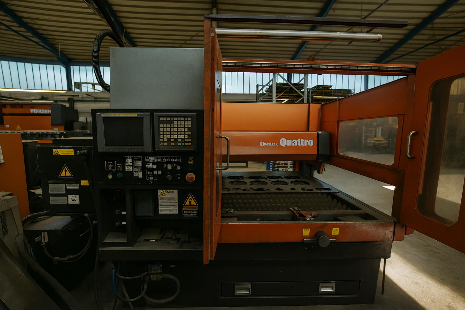 Laserschneidanlage in der Werkhalle von JB METALL beim Bearbeiten von Metallblechen.