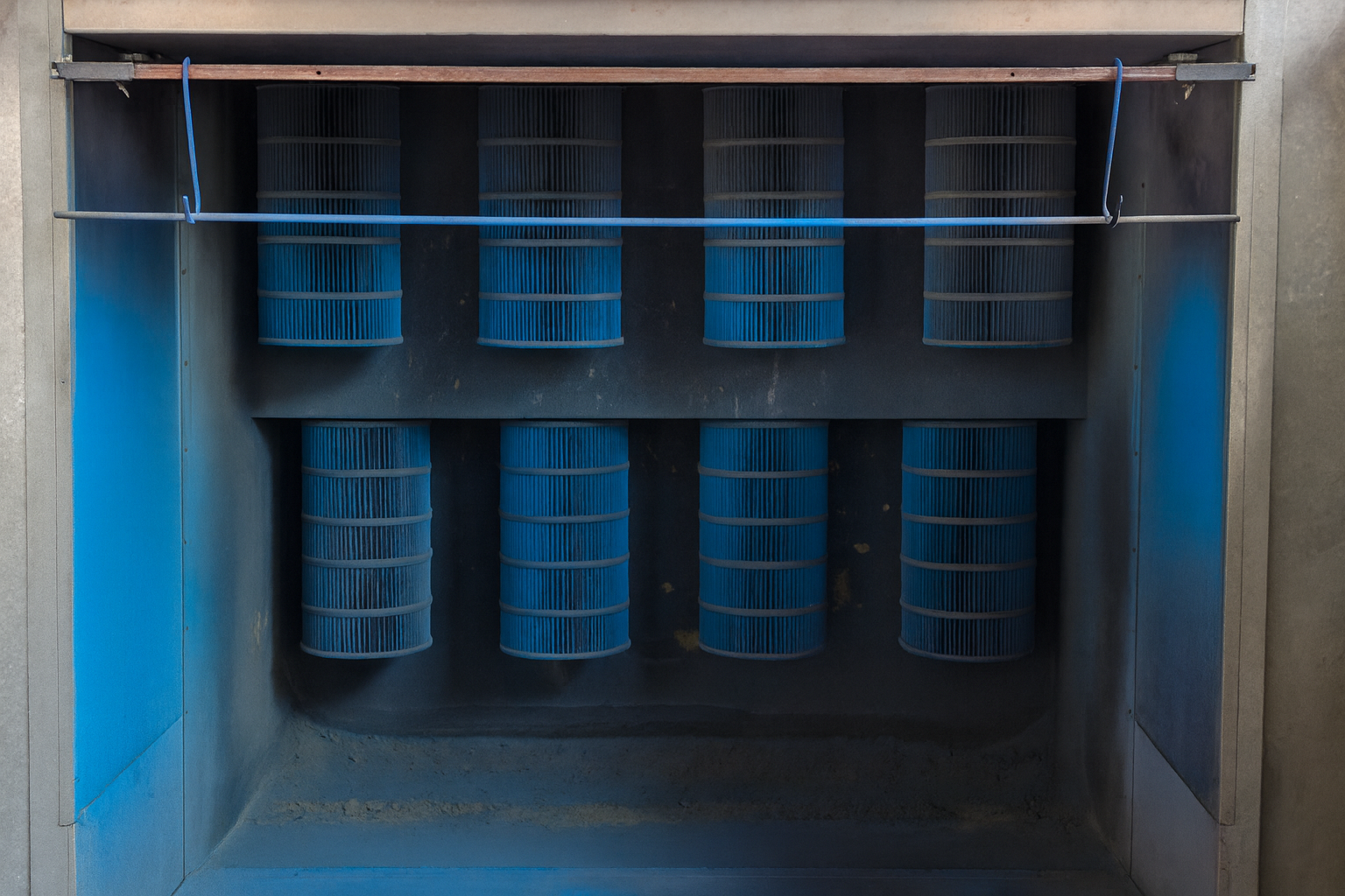 Filteranlage von JB METALL in der Pulverbeschichtungskabine – leistungsstarke Absaugung für saubere und effiziente Oberflächenbearbeitung.“